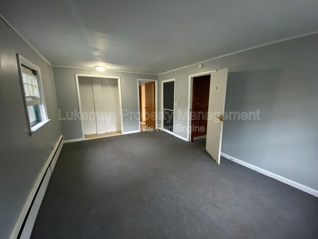 Building Photo - 513 Village St