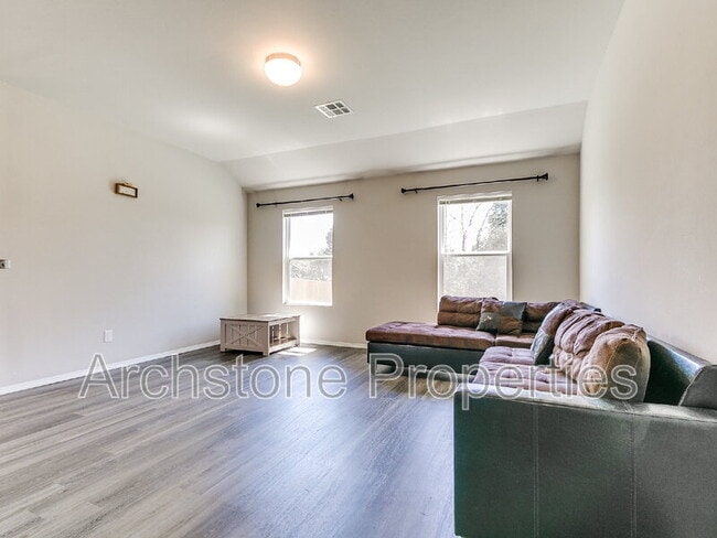 Building Photo - 1308 Dustin Dr