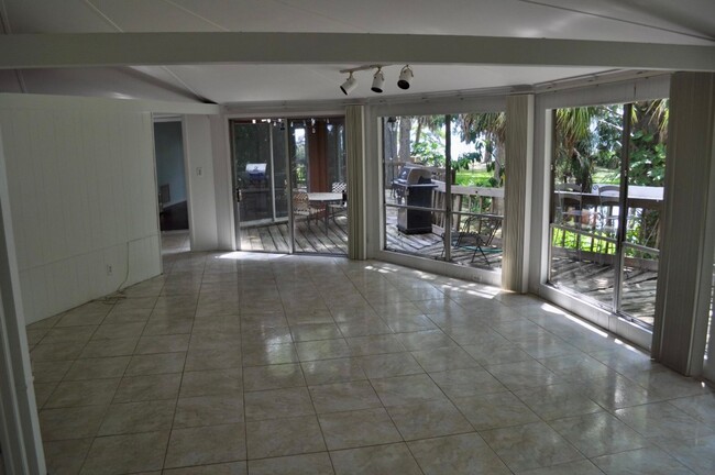 Building Photo - Rental