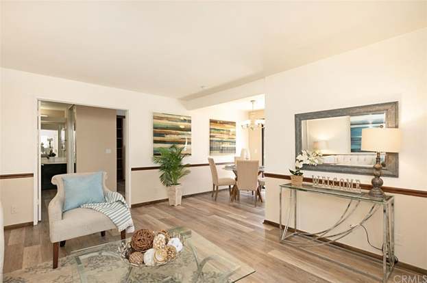 Building Photo - 323 Streamwood-