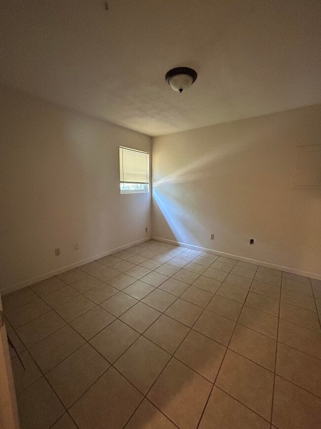 Building Photo - 811 Bahama Dr