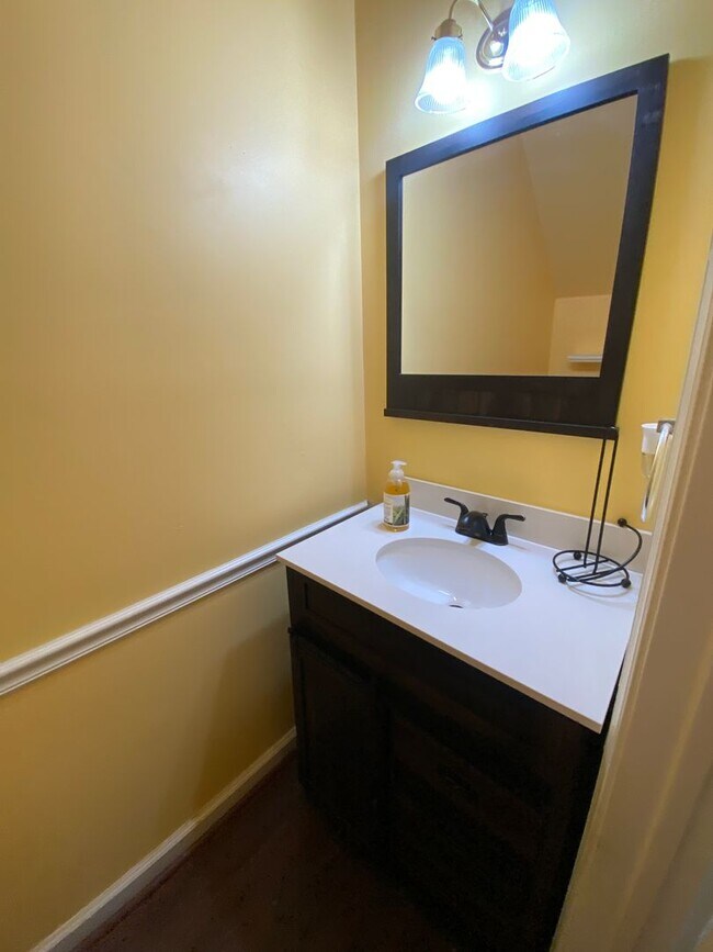 Building Photo - Charming Hampton Home