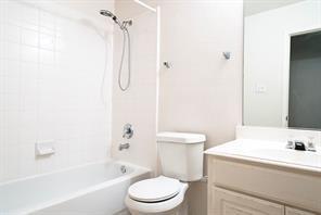 Building Photo - 5909 White Pine Dr