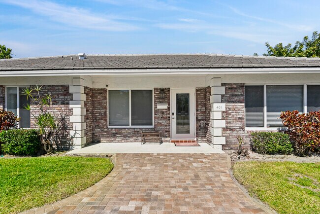 Building Photo - 401 NE 10th Terrace