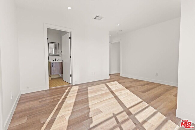 Building Photo - 803 N Harvard Blvd