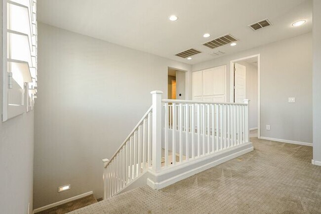 Building Photo - Beautiful 5bedrooms-2Baths Modern Style Home!