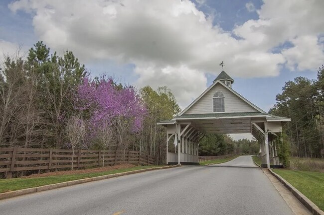 Building Photo - 1121 Surrey Ln