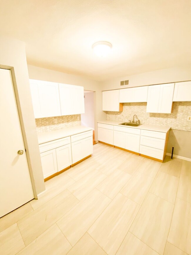 Building Photo - New Remodel! 2bed 1bath. Great location!