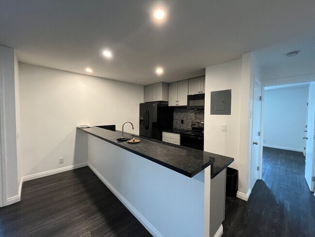 Building Photo - MOVE-IN READY 1+1 w/gated entry, 2 parking spaces + pool!