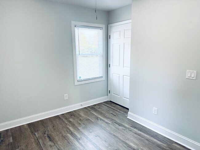 Building Photo - 900 6th St