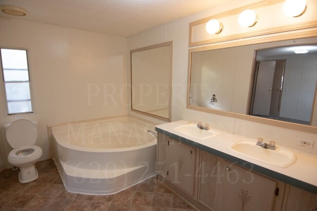 Building Photo - 3 Bedroom 2 Bath