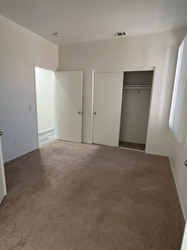 Building Photo - 3 bedroom 2 bath home with large yard available in Adelanto!