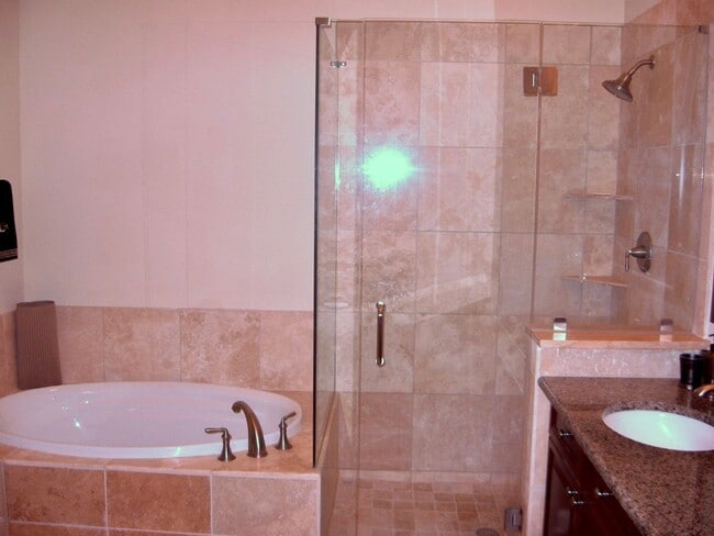 Building Photo - Luxury 3 Bed 2 Bath Condo at Crescent at U...