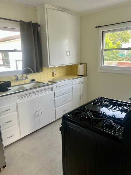 Building Photo - 525 W Plymouth St