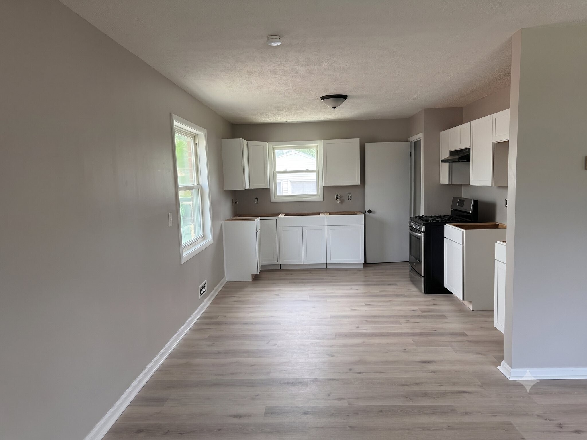 Building Photo - 15917 Steinway Blvd