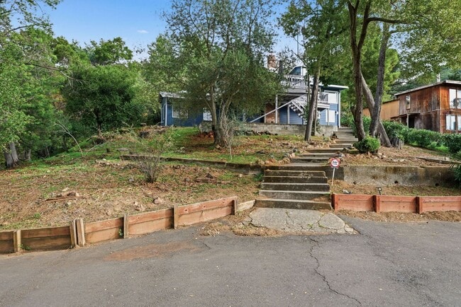 Building Photo - 4 Bed/2.5 Bath Multilevel Home with Amazing Views!