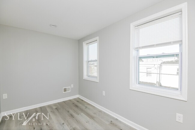 Building Photo - Prepare to fall in love with this 3 BR, 2 ...