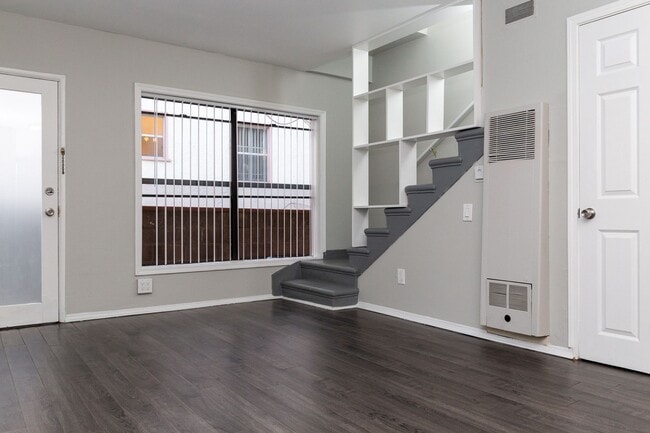 Building Photo - Townhome style apartments in up-and-coming...