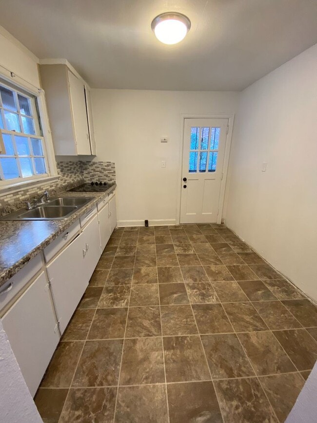 Building Photo - 2109 Thomas Ave