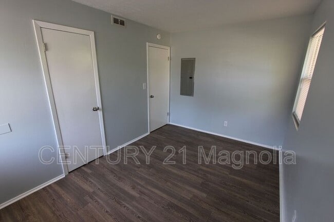 Building Photo - 2071 Fernwood Cir