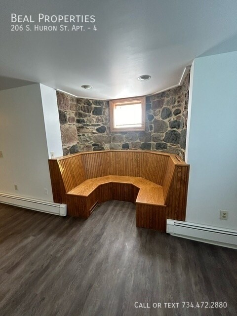 Building Photo - 206 S Huron St