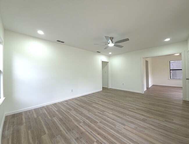 Building Photo - 1010 W Rusk St