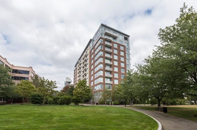 Building Photo - Spacious 2 bed 2 bath!