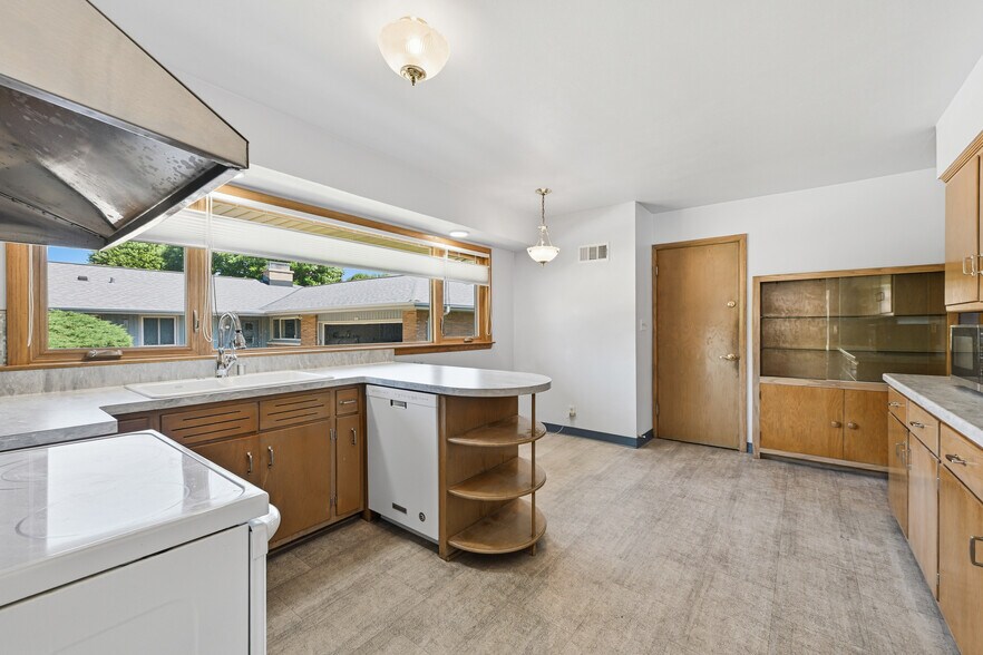 Building Photo - 728 N 74th St