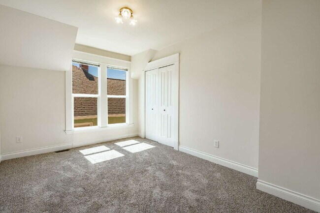 Building Photo - Charming, Spacious 5-Bedroom Home in York ...
