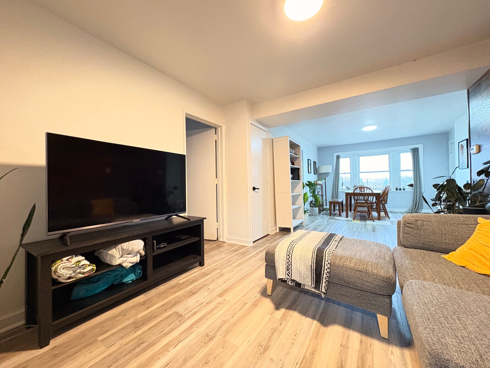 Building Photo - 5737 Hobart St