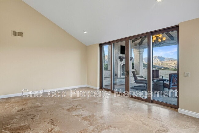 Building Photo - 493 Summerhill View