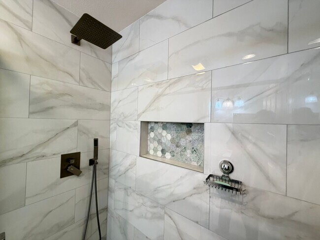 Building Photo - Large Studio in La Jolla / UTC area