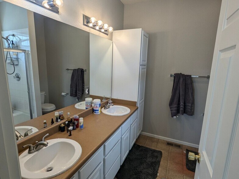 Building Photo - 3825 Kenwood Cir