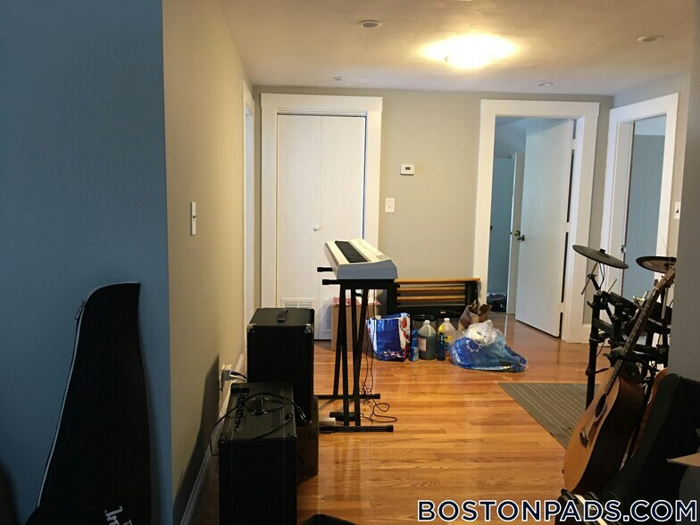 Primary Photo - 152 Winchester St