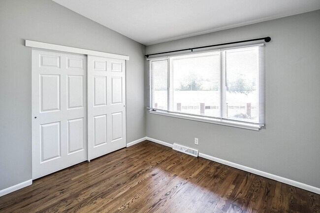 Building Photo - Top-Floor 2-Bedroom Apartment with Vaulted Ceilings!