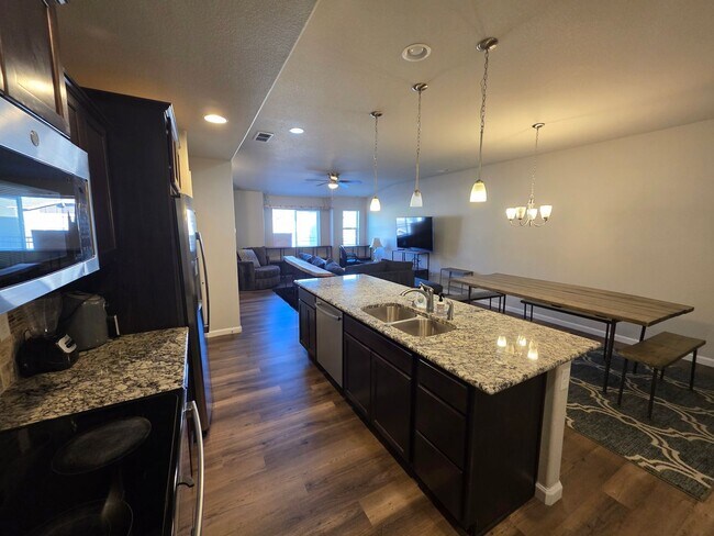 Building Photo - Charming 3 bedroom Townhome