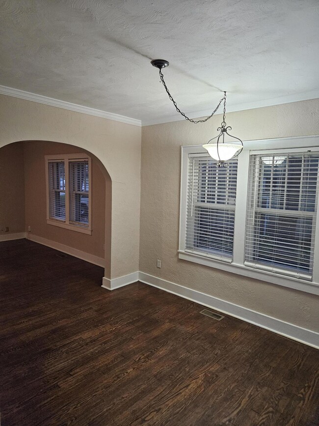 Building Photo - 619 S Kentwood Ave