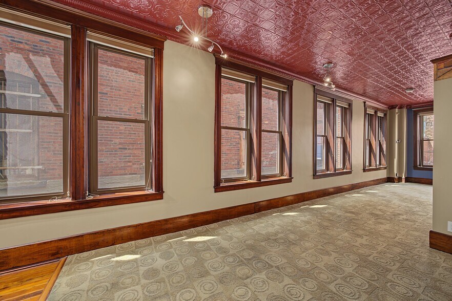 Building Photo - 318 N Main St