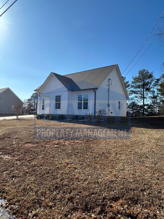 Building Photo - Cozy three bedroom home!