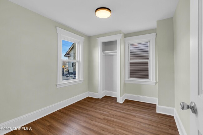 Building Photo - 303 Comstock St