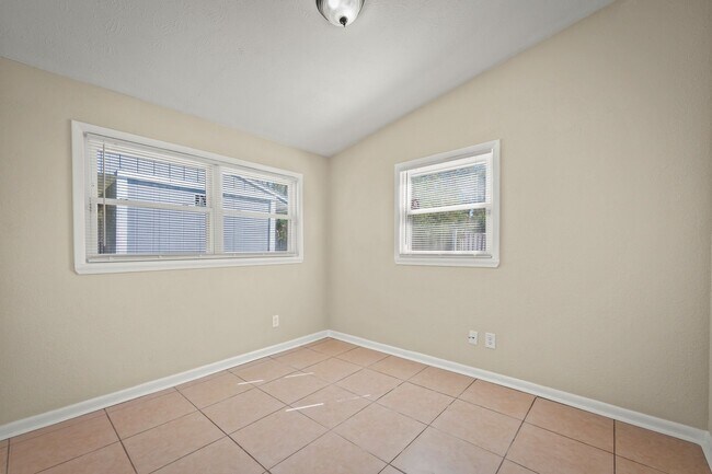 Building Photo - 909 Westgate Dr