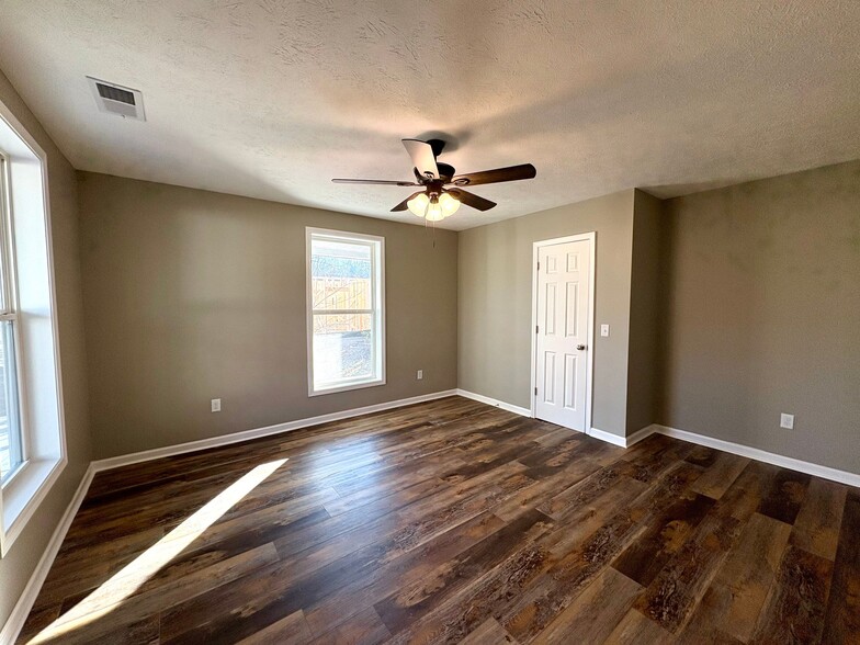 Building Photo - 422 Lexington Ave