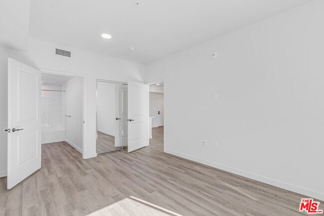 Building Photo - 10824 Blix St