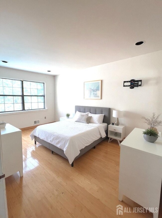 Building Photo - 18 Adams Ct