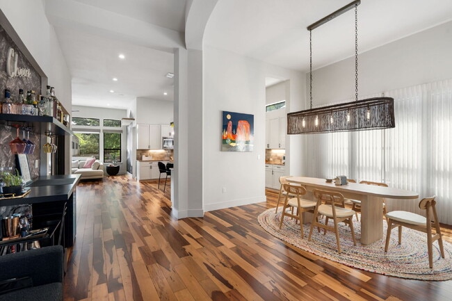 Building Photo - Modern Oasis in Bouldin Creek