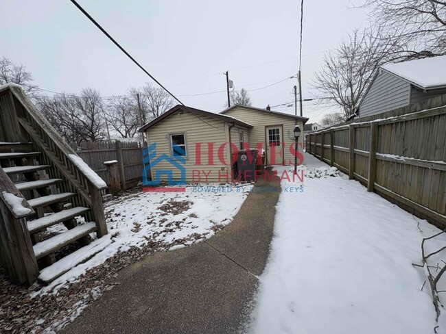 Building Photo - Three Bedroom | Two Bath | Detached Garage