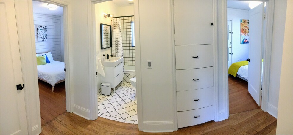 Hall landing - bathroom and 2 lower bedrooms - 6605 N Fenwick Ave