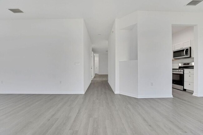 Building Photo - 327 Cloverdale Rd
