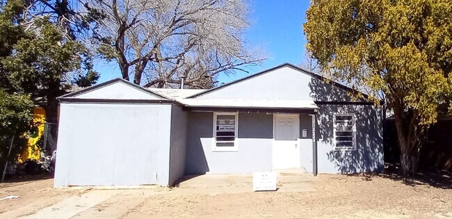 Building Photo - Handyman Special $0 First Month's Rent / “You fix, you SAVE BIG!!” Contact Mayshell for details: ...