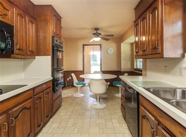 Building Photo - 2121 Stone Creek Dr